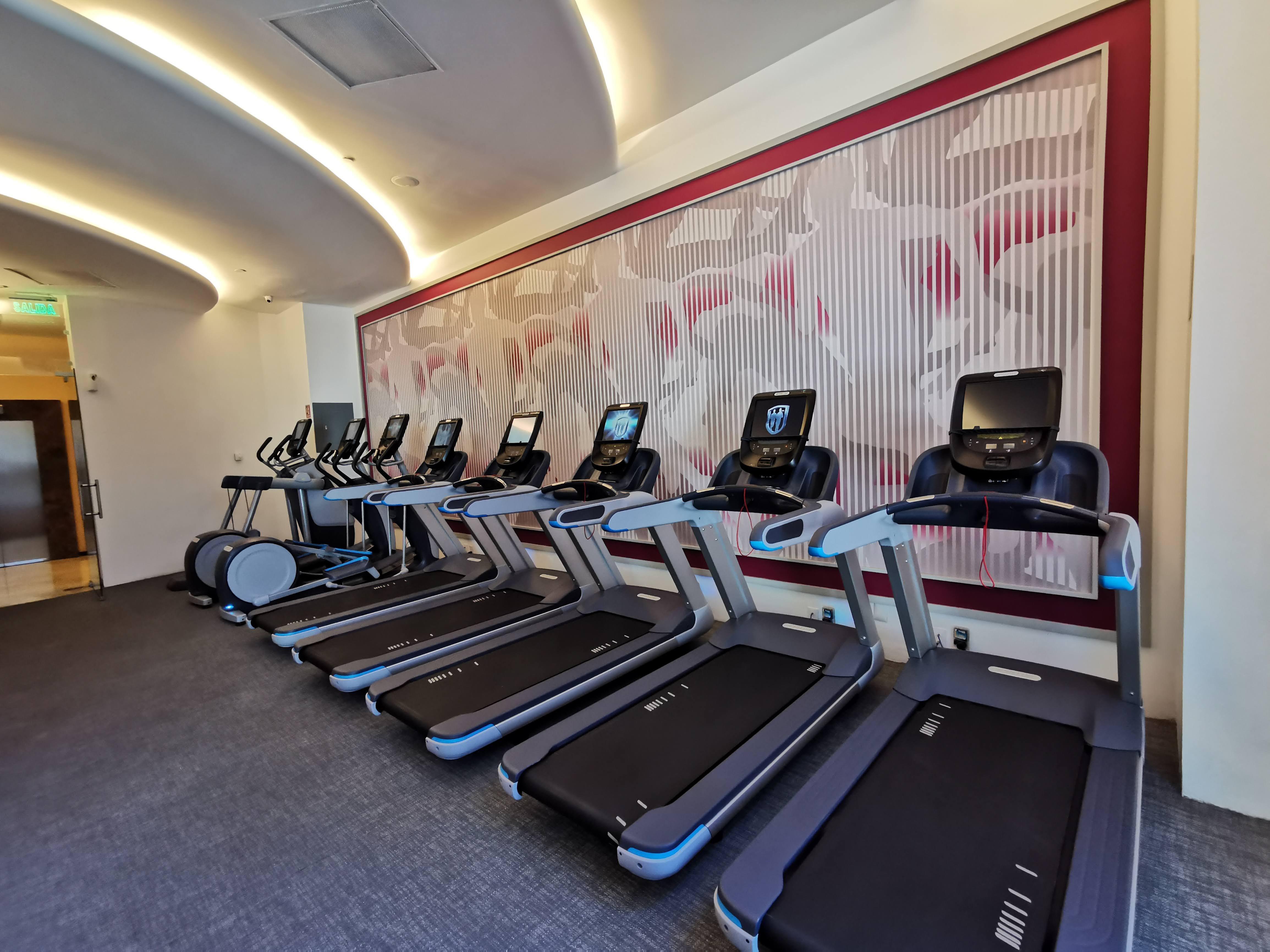 Belair Unique Mexico City Wtc, Trademark By Wyndham Εξωτερικό φωτογραφία A row of treadmills