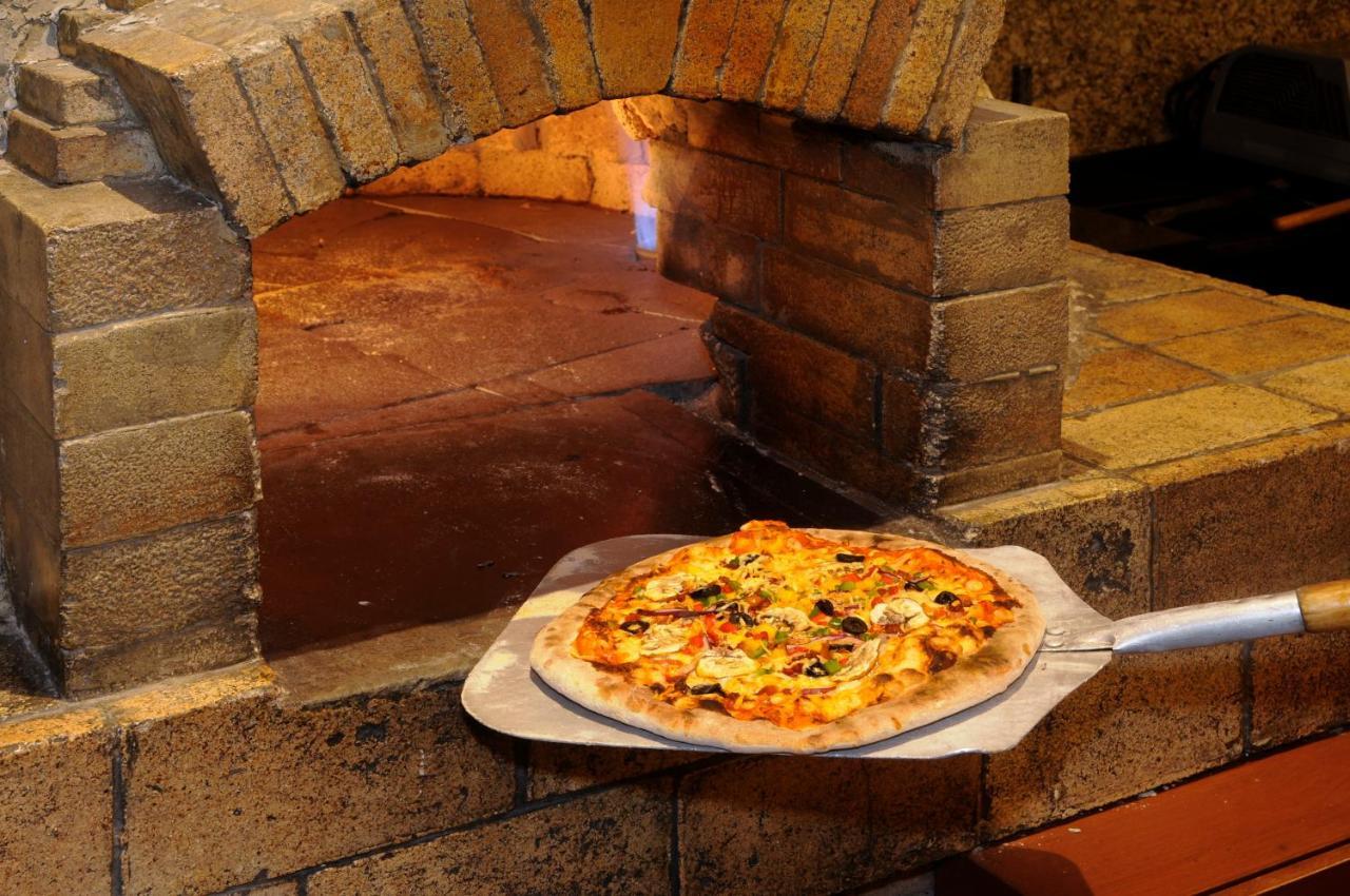 Belair Unique Mexico City Wtc, Trademark By Wyndham Εξωτερικό φωτογραφία Pizza being removed from a wood-fired oven